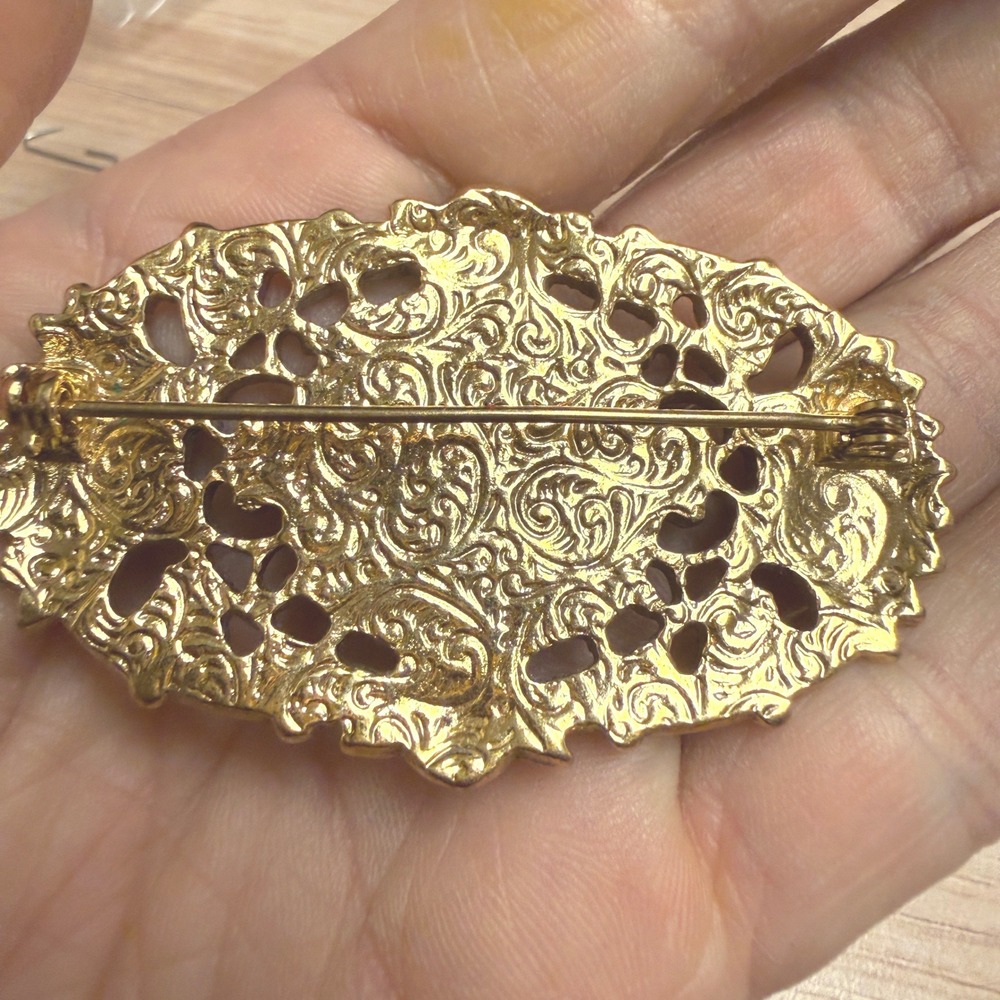 Vintage Gold Tone Filigree Black Cabochon Faux Pearl Oval Brooch Pin - Picture 3 of 6